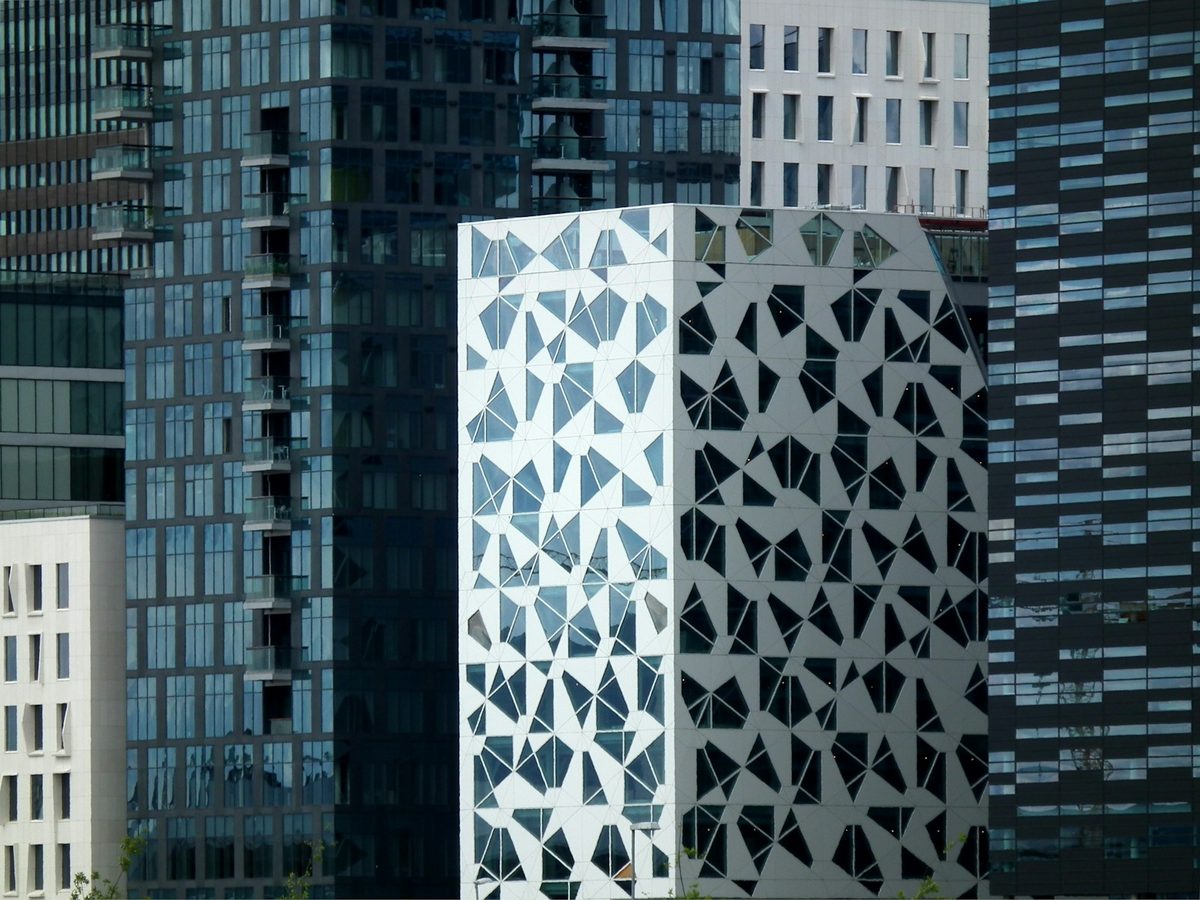 Moderne kontorfasader i Barcode-rekken i Oslo med hvitt geometrisk bygg